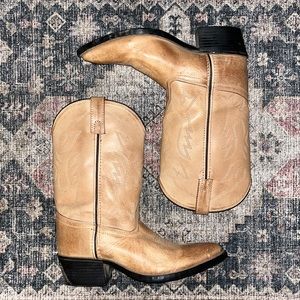 Leather western cowboy boots 👢 Kendall Jenner and Hailey Bieber inspired